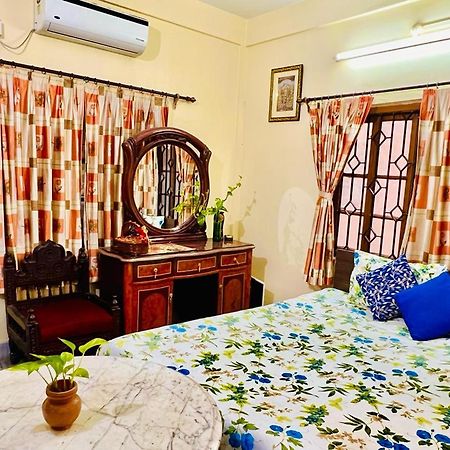 Spacious Apt With Antique Furniture ,Ac & Kitchen Kalkutta Kültér fotó