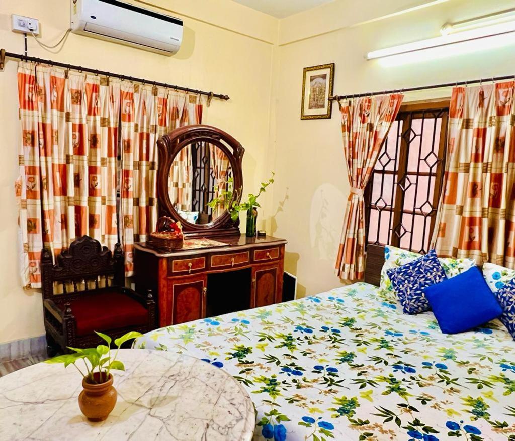 Spacious Apt With Antique Furniture ,Ac & Kitchen Kalkutta Kültér fotó