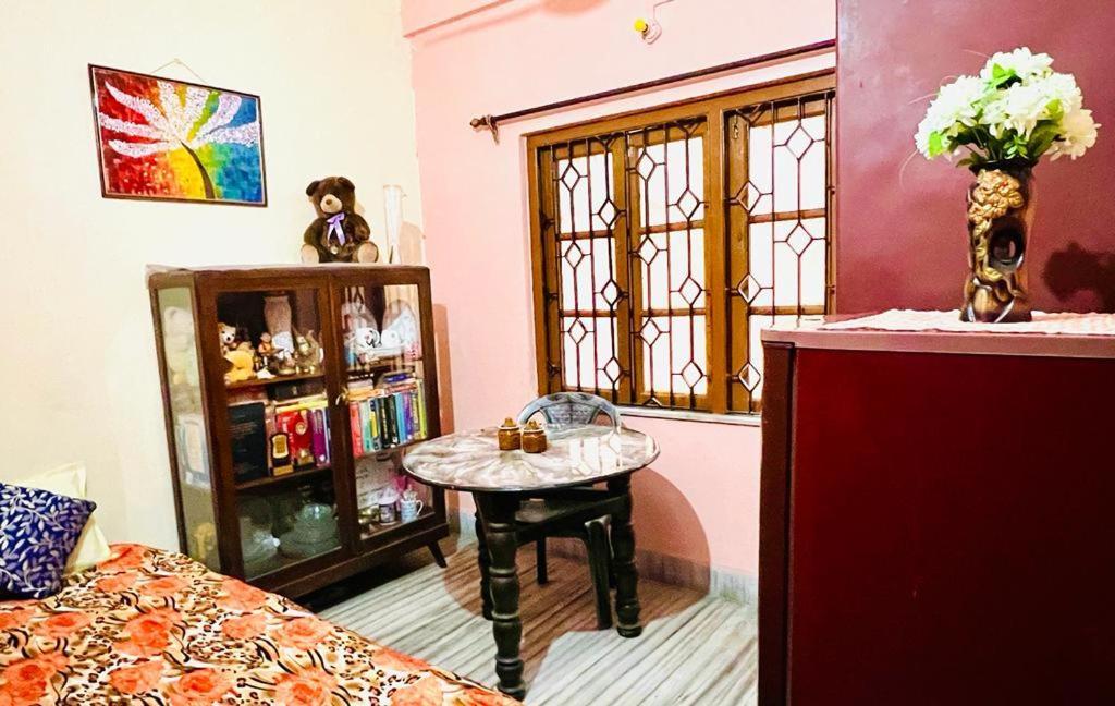 Spacious Apt With Antique Furniture ,Ac & Kitchen Kalkutta Kültér fotó
