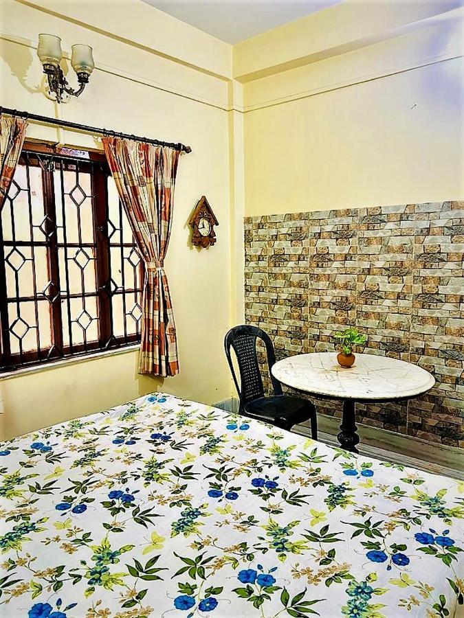Spacious Apt With Antique Furniture ,Ac & Kitchen Kalkutta Kültér fotó